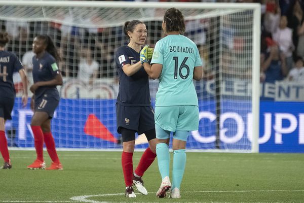 A la fin de France - Norvège, Elise Bussaglia et Sarah Bouhaddi (Olympique Lyonnais) se congratulent