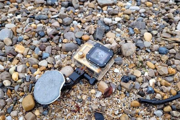 La fameuse caméra trouvée par hasard sur une plage de Bidart. Abîmée, mais la carte mémoire est intacte. 