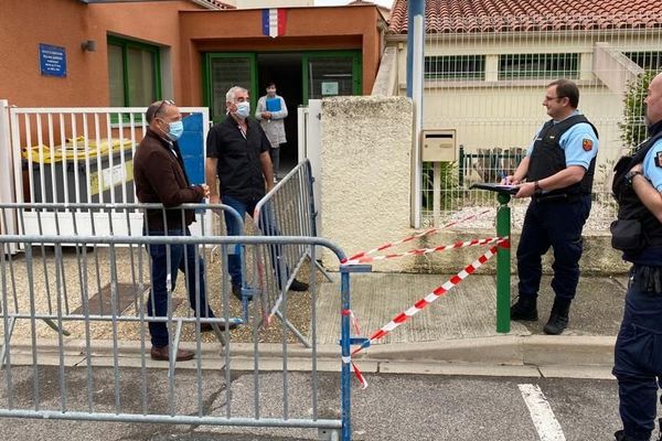 Barrières, rubalise, masques et gendarmes : une drôle de rentrée scolaire à l'école primaire de Saint-Paul-de Fenouillet dans les Pyrénées-Orientales