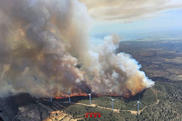 Les pompiers catalans ont lutté, mardi, contre un gigantesque incendie à Tortosa. Si les flammes sont étientes merc'redi, plusieur spoints chauds restent sous surveillance.