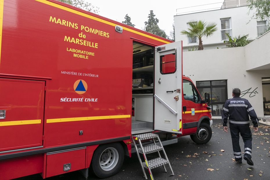 a column of Marseille firefighters on their way to the Moselle