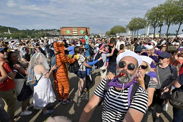 3940 personnes pour la plus grande chenille du monde le 12 juin 2023 à Rouen