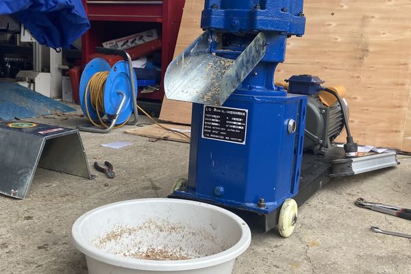 Pour faire des économies, des Creusois fabriquent eux-mêmes des pellets de bois.