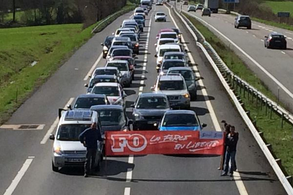 Opération escargot des salariés de Steva sur l'A20.