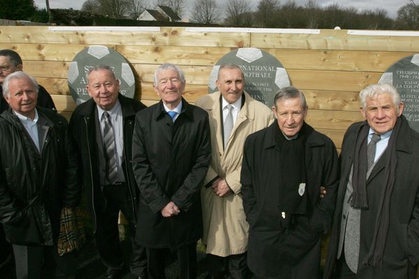 De gauche a droite : Michel Hidalgo, Just Fontaine, Armand Penverne, Andre Lerond, Raymond Kopa et Dominique Colonna lors d'une cérémonie en Bretagne 