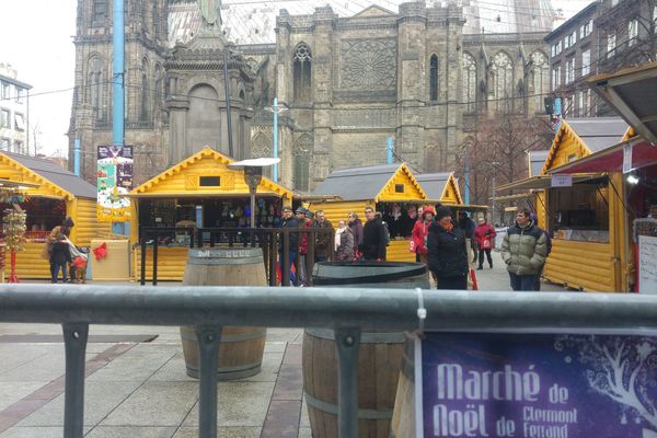 Sur la place de la Victoire, à Clermont-Ferrand, les allées du marché de Noël se remplissaient doucement dans la matinée du 12 décembre.