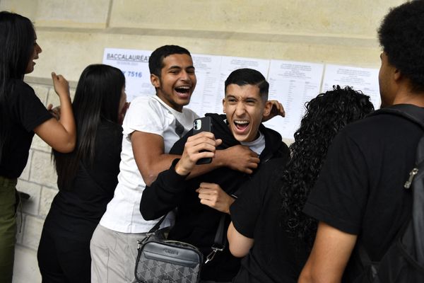 PHOTO ARCHIVE. Lycée Voltaire à Paris 4 juillet 2024. Des élèves découvrent le résultat du baccalauréat.