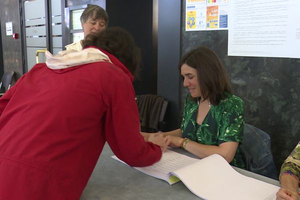 Des électeurs se sont présentés toute la journée dans les bureaux de vote, comme ici à Nancy.