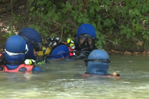 Les plongeurs de la gendarmerie à la recherche du disparu mardi midi à Castanet-Tolosan