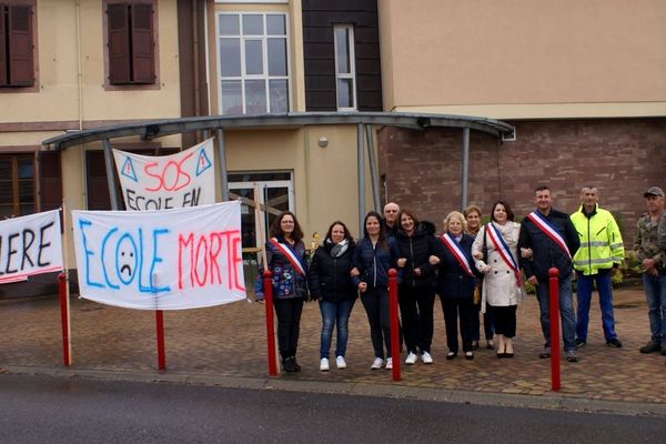 Parents d'élèves et élus se sont mobilisés vendredi 3 mai contre la fermeture de la classe monolingue de l'école de Weckolsheim.