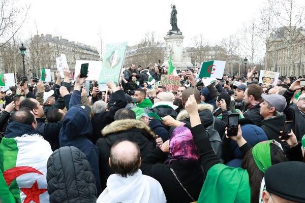 Plusieurs centaines de manifestants se sont rassemblés place de la République pour protester contre un 5e mandat du président Abdelaziz Bouteflika.