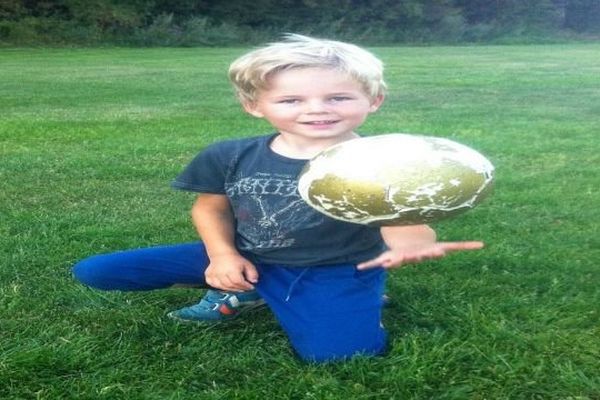 Alexandre, 6 ans, est en forme comme le montre cette photo prise par ses parents une semaine après l'accident