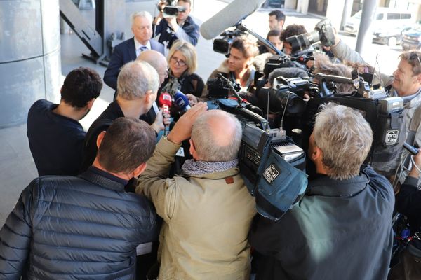 Me Bernard Boulloud, l'avocat du chirurgien mis en cause, lors d'une conférence de presse devant le palais de justice de Grenoble le 10 mai 2019.