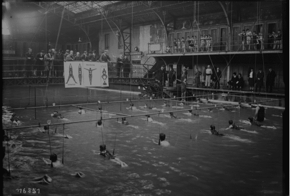 Utilisation de l'appareil de nage Trotzier à la piscine Ledru-Rollin, Paris, en 1927. La piscine Talleyrand de Reims était équipée d'un appareil du même acabit.