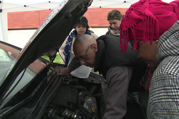 Un atelier de mécanique réservé aux femmes est organisé par l'association Régie Urbaine dans certains quartiers de Soyaux en Charente.