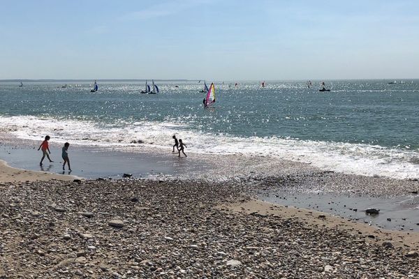 Les plus jeunes ont tenté la baignade dans une eau encore bien fraîche. 