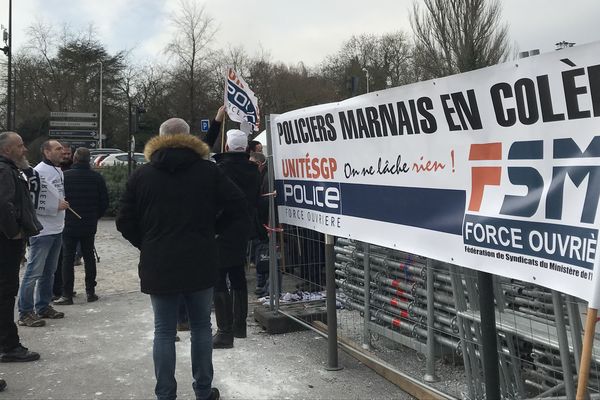 A l'appel des syndicats, une cinquantaine de policiers se sont rassemblés ce mardi midi devant le commissariat de Reims.