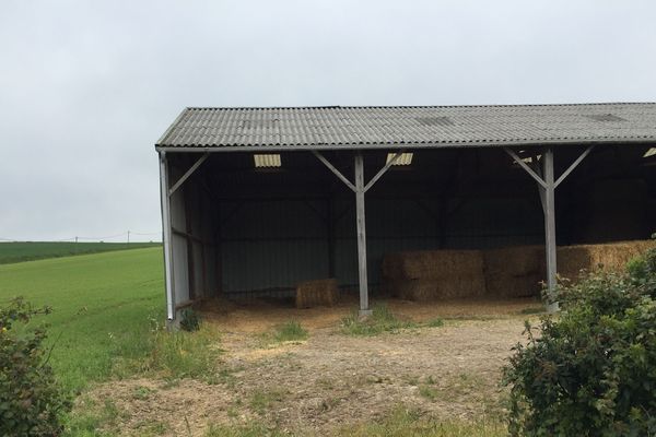 Le hangar à Beignon où a été découvert un stock d'armes