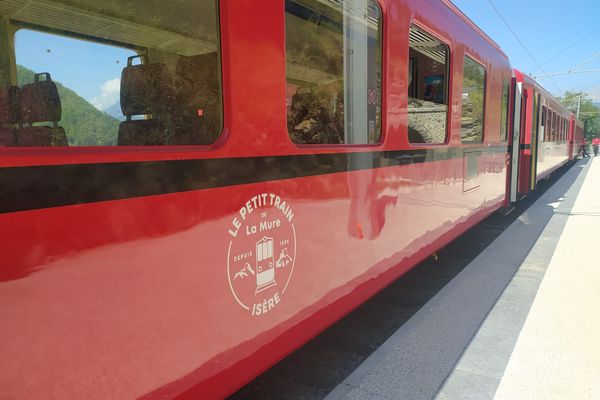 Le train de La Mure, à l'arrêt depuis 10 ans, a repris les rails le 20 juillet 2020 avant sa réouverture au public le lendemain.