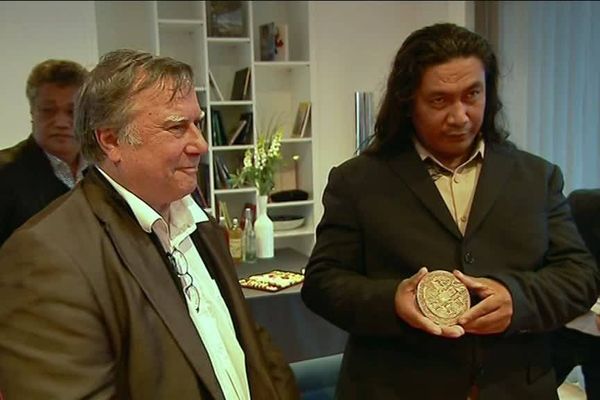 Ti Namo, le roi de l'île de Tikopia a reçu la médaille de la ville à l'occasion de sa visite à Grenoble