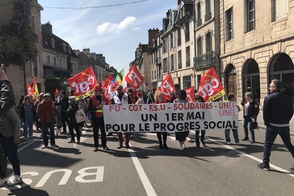 Le cortège est parti de la place Wilson, à destination de la place de la République à Dijon.