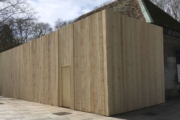 Palissade pendant les travaux du corps de garde de Chamars à Besançon