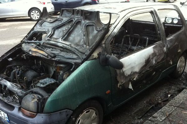 Twingo brûlée à Nantes cette nuit.