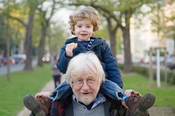 Grand-père avec son petit-fils