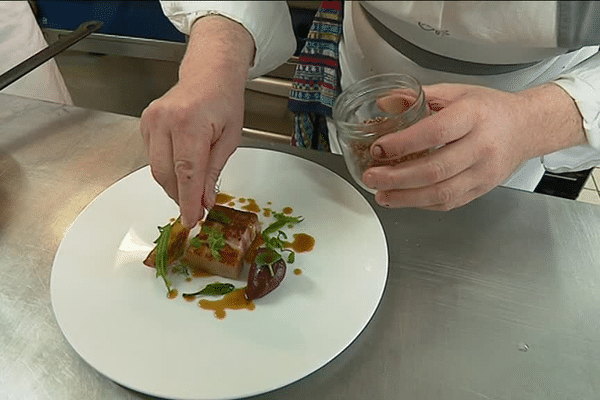 Dressage de l'assiette pour la recette mélangeant poitrine de porc et pommes caramélisées