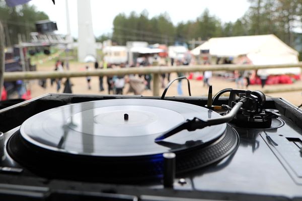 Les derniers fétards étaient encore présent sur le site d'une rave party à Joncels, près de Lodève, ce lundi matin. Cette fête sauvage a rassemblé quelque 900 personnes pendant tout le week-end, au désespoir des riverains de ce secteur de l'arrière-pays héraultais.