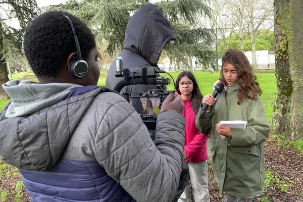 Sara, Amel et Oumar ont souhaité rencontrer des familles qui dorment dans la rue pour connaître leur histoire et comprendre pourquoi ils n'ont pas de logement.