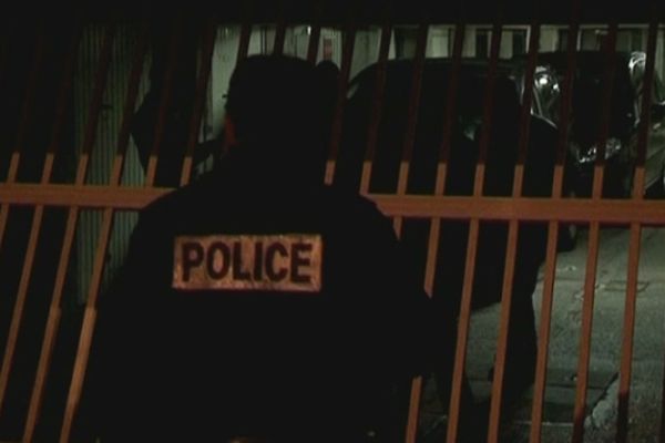 Des policiers procèdent à des perquisitions dans des box de parking utilisés par un ou plusieurs des suspects à Torcy (Seine-et-Marne) dans la nuit du 9 octobre 2012.
