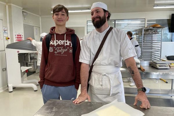 Un père niçois et son fils ont décidé de passer le CAP pâtisserie ensemble .