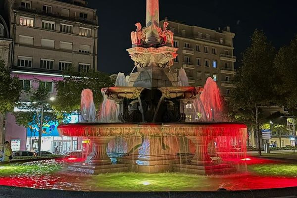 La fontaine monumentale de Valence illuminée aux couleurs de l'Espagne, en l'honneur des victimes des inondations meurtrières.