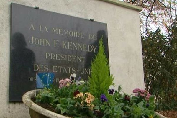 La stèle érigée à la mémoire de JFK au Parc de Haye