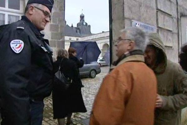 Une cinquantaine de personnes manifestent devant la préfecture d'Indre-et-Loire, le 26 février 2015.