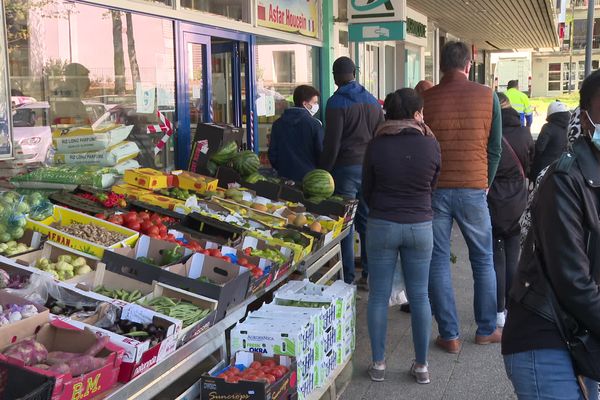 Etal d'un commerçant, à Rennes, au 1er jour du ramadan.