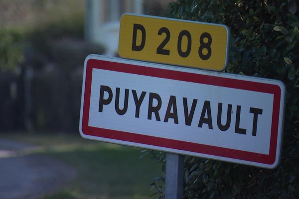 C'est à Puyravault et dans un hameau voisin, en Charente-Maritime, que deux corps ont été exhumés lors de fouilles pour retrouver Leslie et Kévin.