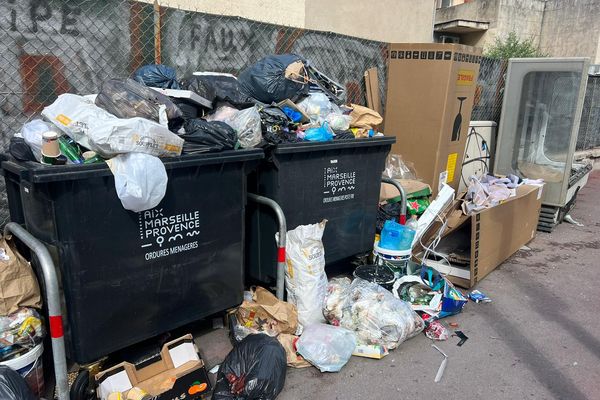Des conteneurs de poubelles remplis d'ordures et d'encombrants ce dimanche 5 mai, dans le quartier des Chutes Lavie, dans le 4e arrondissement de Marseille. La grève des éboueurs a débuté le 30 avril dans ce secteur.