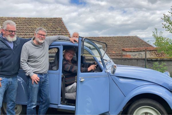 Jean-Luc, Joël, Michel, Jacques et Gilles, des amoureux de la 2CV.