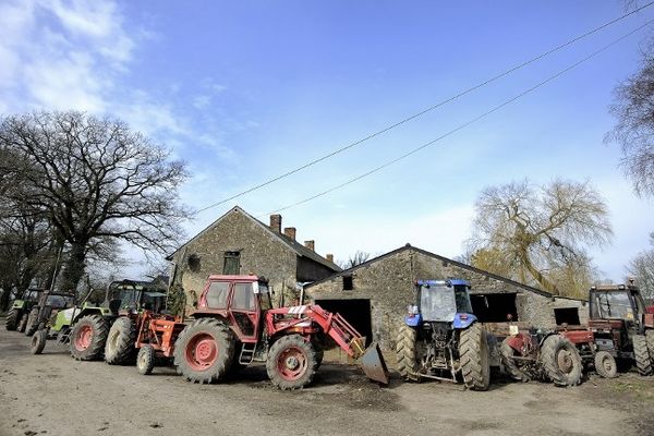 Les tracteurs du réseau Copain 44 montent la garde devant la ferme Bellevue