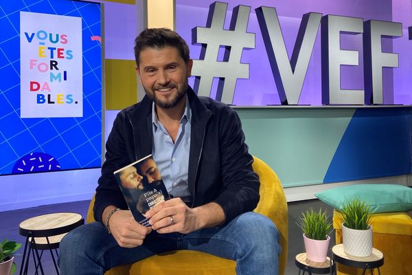 Christophe Beaugrand présente son livre "Fils à papa(s)" le lundi 21 novembre 2022 sur le plateau de "Vous êtes formidables"