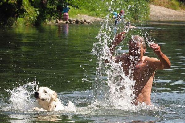 Il est important de s'hydrater et de chercher à se rafraîchir pendant les vagues de chaleur (photo d'illustration)