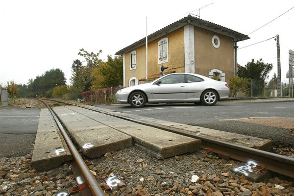 Une voiture tombée sur la voie ferrée, dans le département du Lot, a fortement perturbé le trafic des trains entre Paris et Toulouse ce lundi 30 septembre 2024.