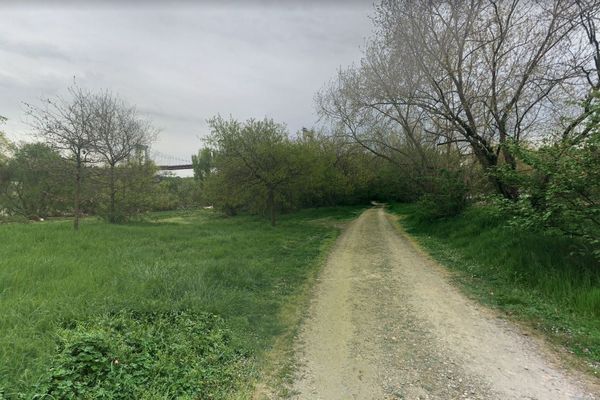 Une soirée sauvage s'est tenue ici, au parc des Berges de Garonne, dans la nuit de samedi à dimanche.