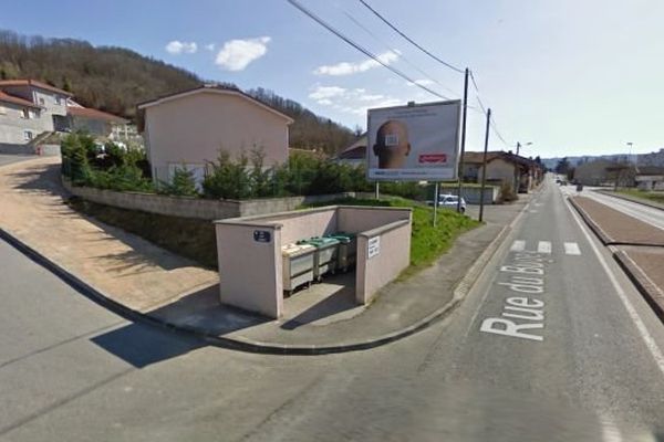 Ce local poubelle, situé à l'angle de la rue des Vignes et de la rue du Bugey à Bourgoin-Jallieu, a été entièrement détruit. 