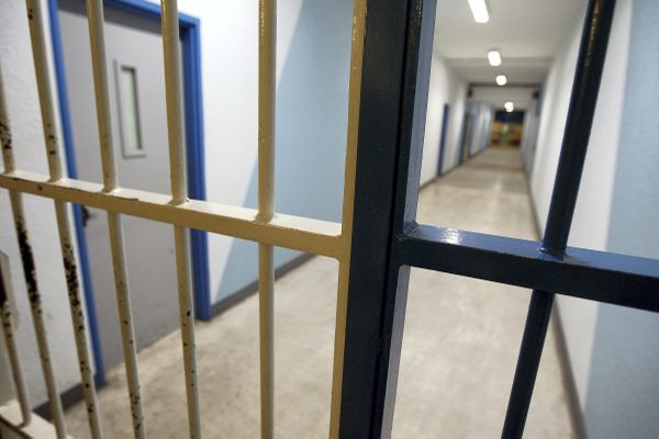 Le suspect a été placé en détention provisoire à la prison de Grasse.