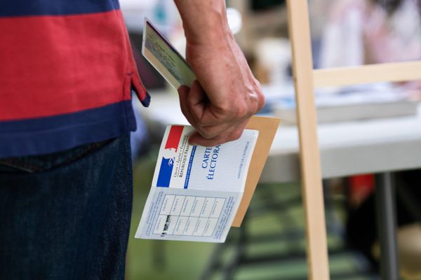 Un homme tient en main ses documents pour aller voter - Photo d'illustration.