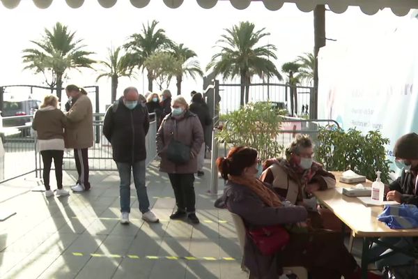 La queue dans le centre de test Covid du théâtre de verdure à Nice. 