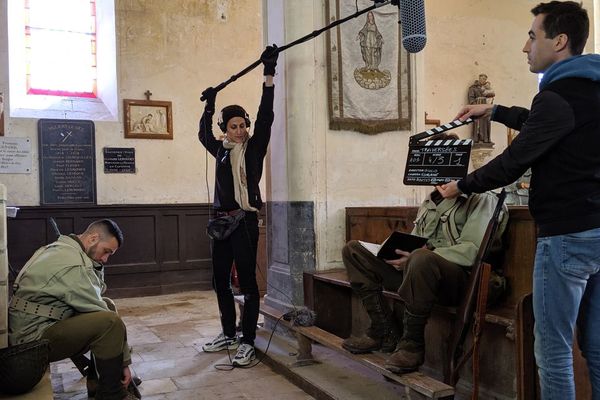 Le réalisateur italien Giulio Lucchini en plein tournage de "Traversées" dans l'église de Villiers-le-sec pour les Kino D-Day